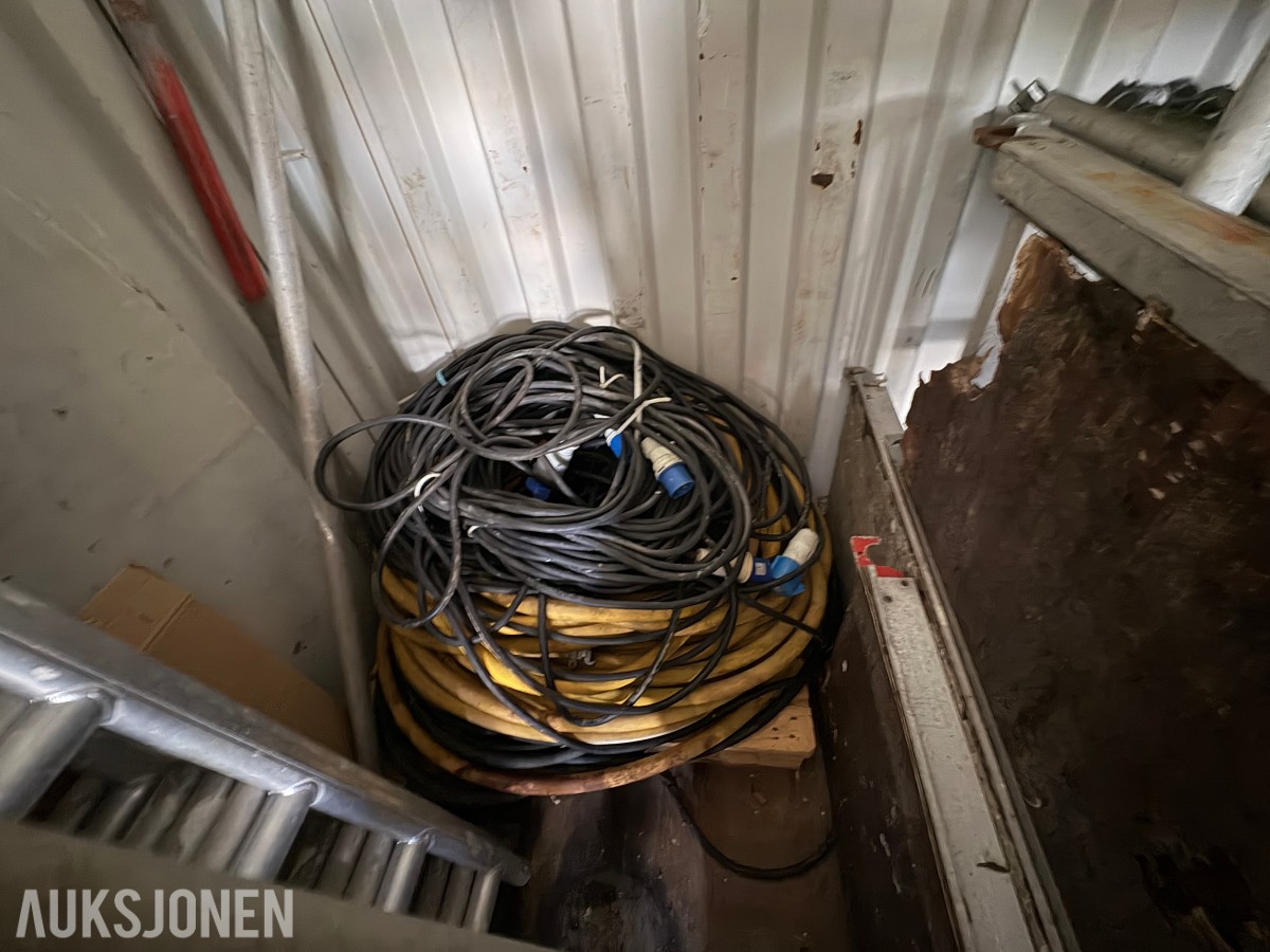 20-fots container med diverse innhold - stillas, stiger, kabler ol