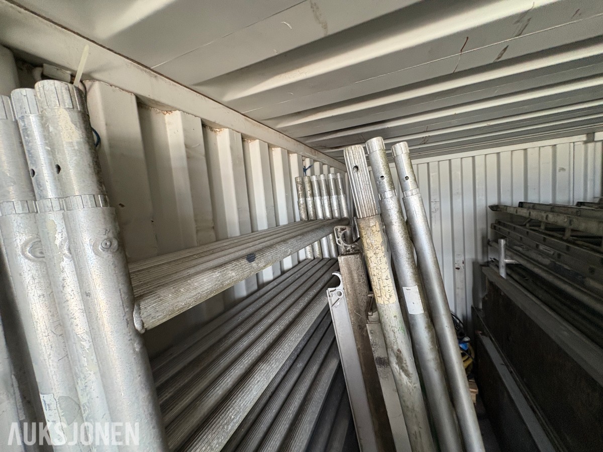 20-fots container med diverse innhold - stillas, stiger, kabler ol