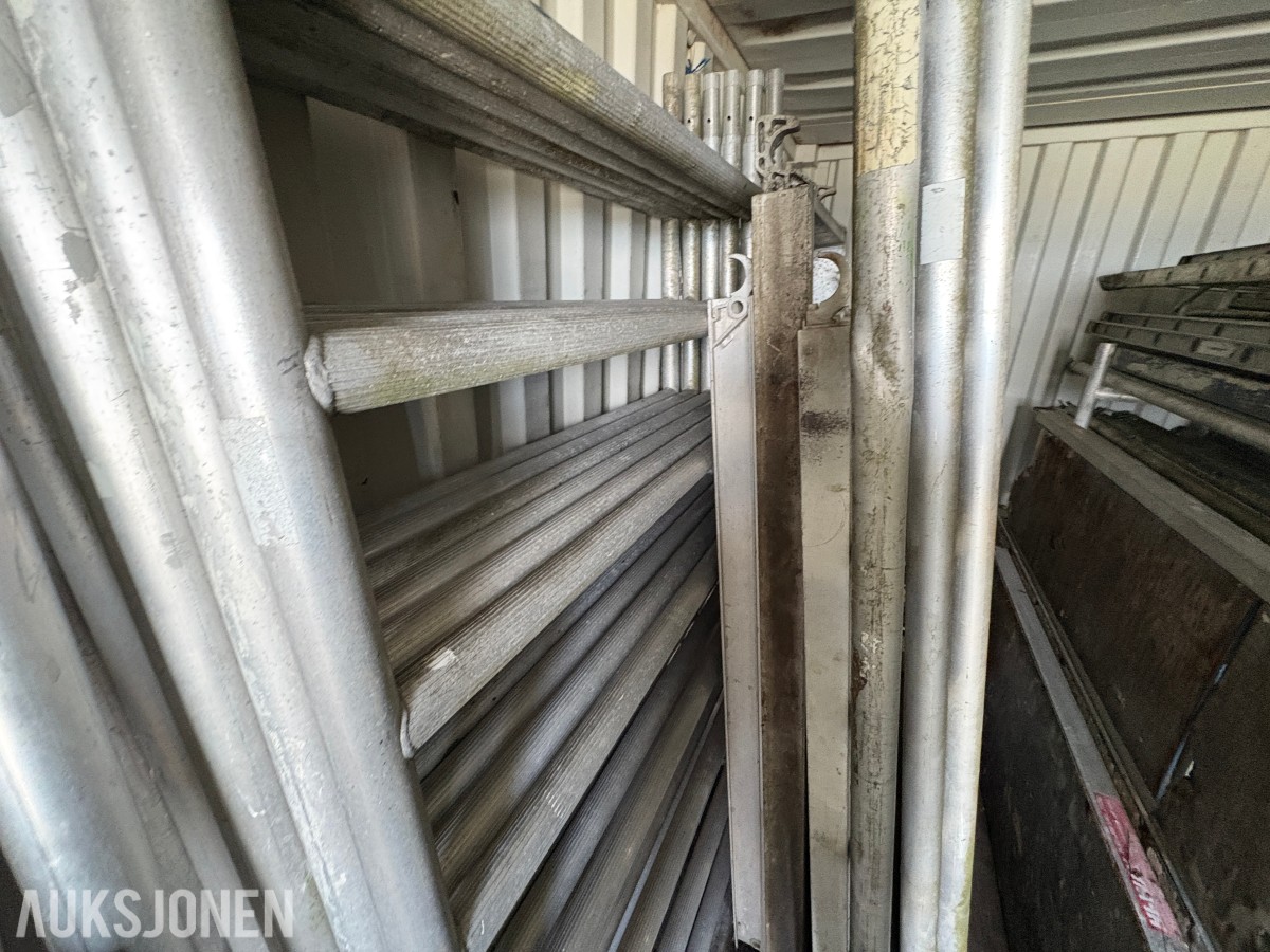 20-fots container med diverse innhold - stillas, stiger, kabler ol