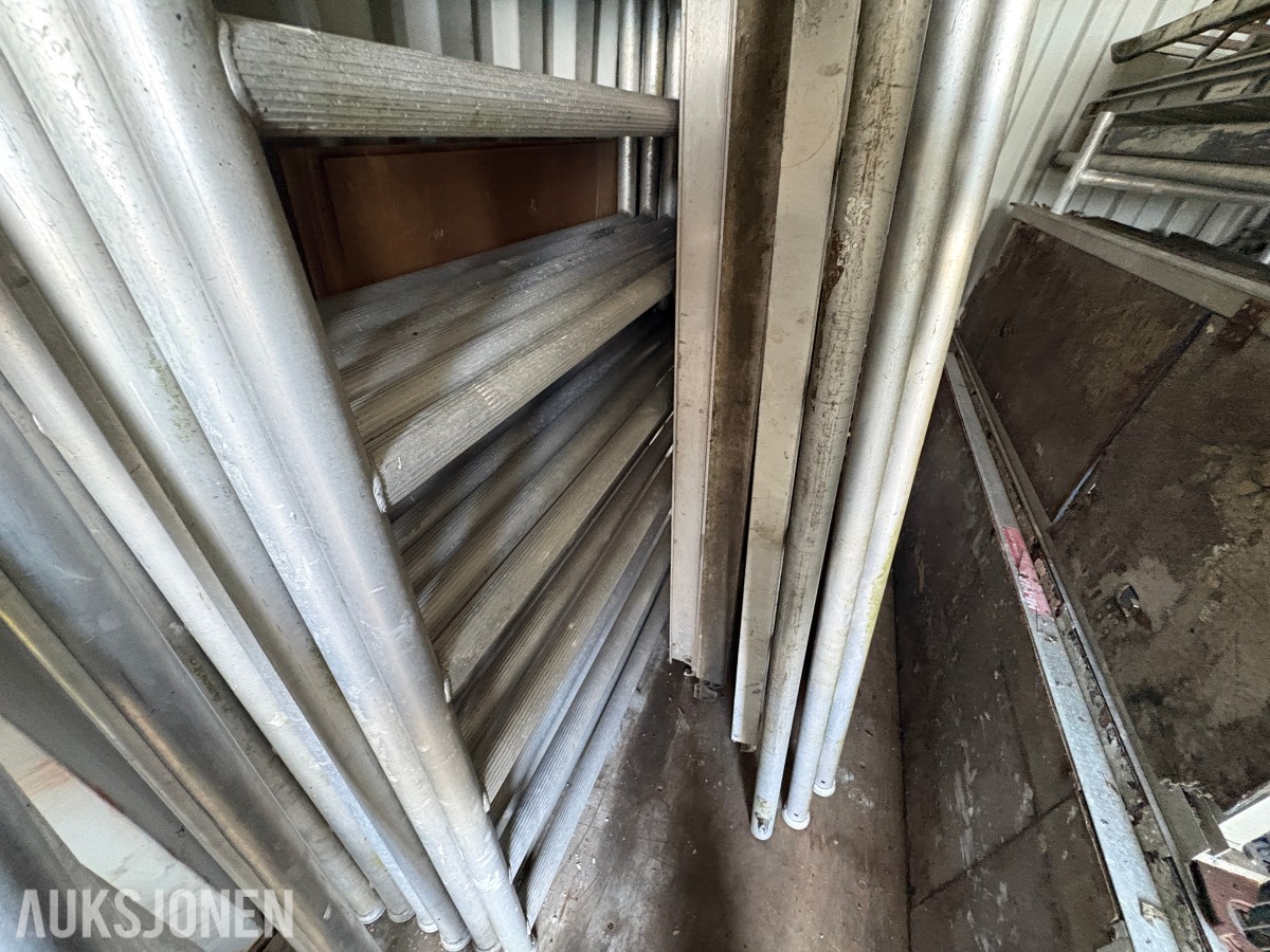 20-fots container med diverse innhold - stillas, stiger, kabler ol