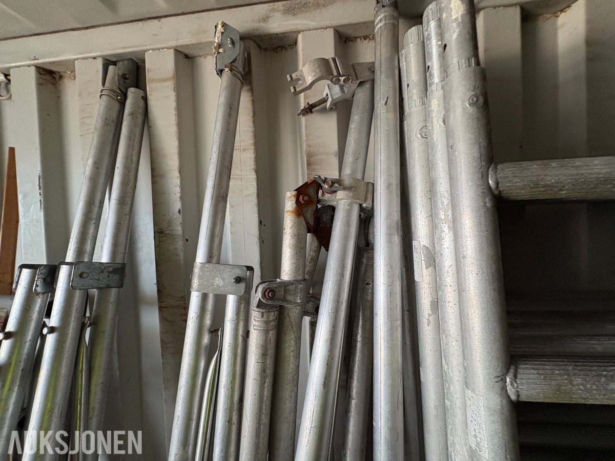 20-fots container med diverse innhold - stillas, stiger, kabler ol