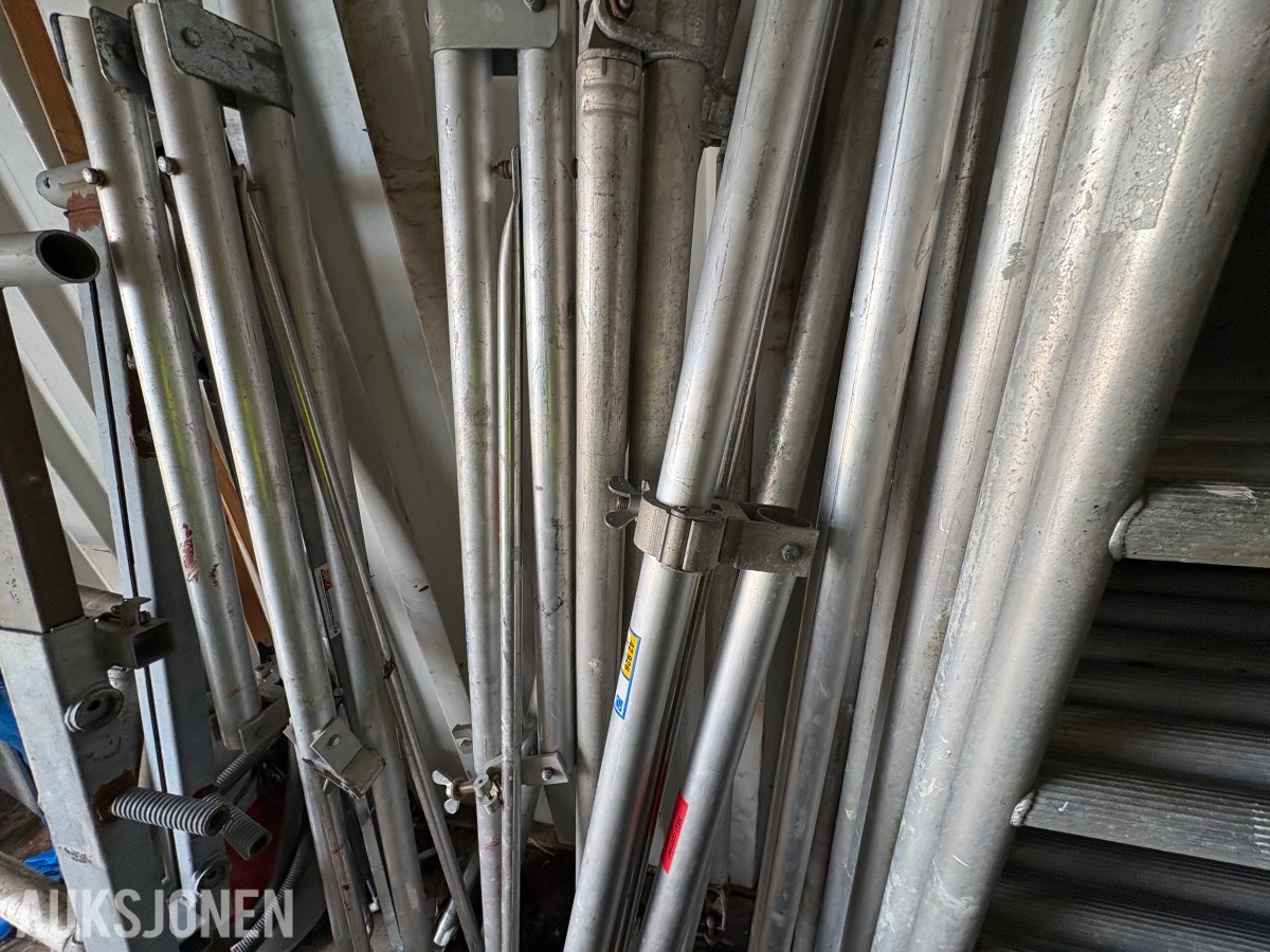20-fots container med diverse innhold - stillas, stiger, kabler ol