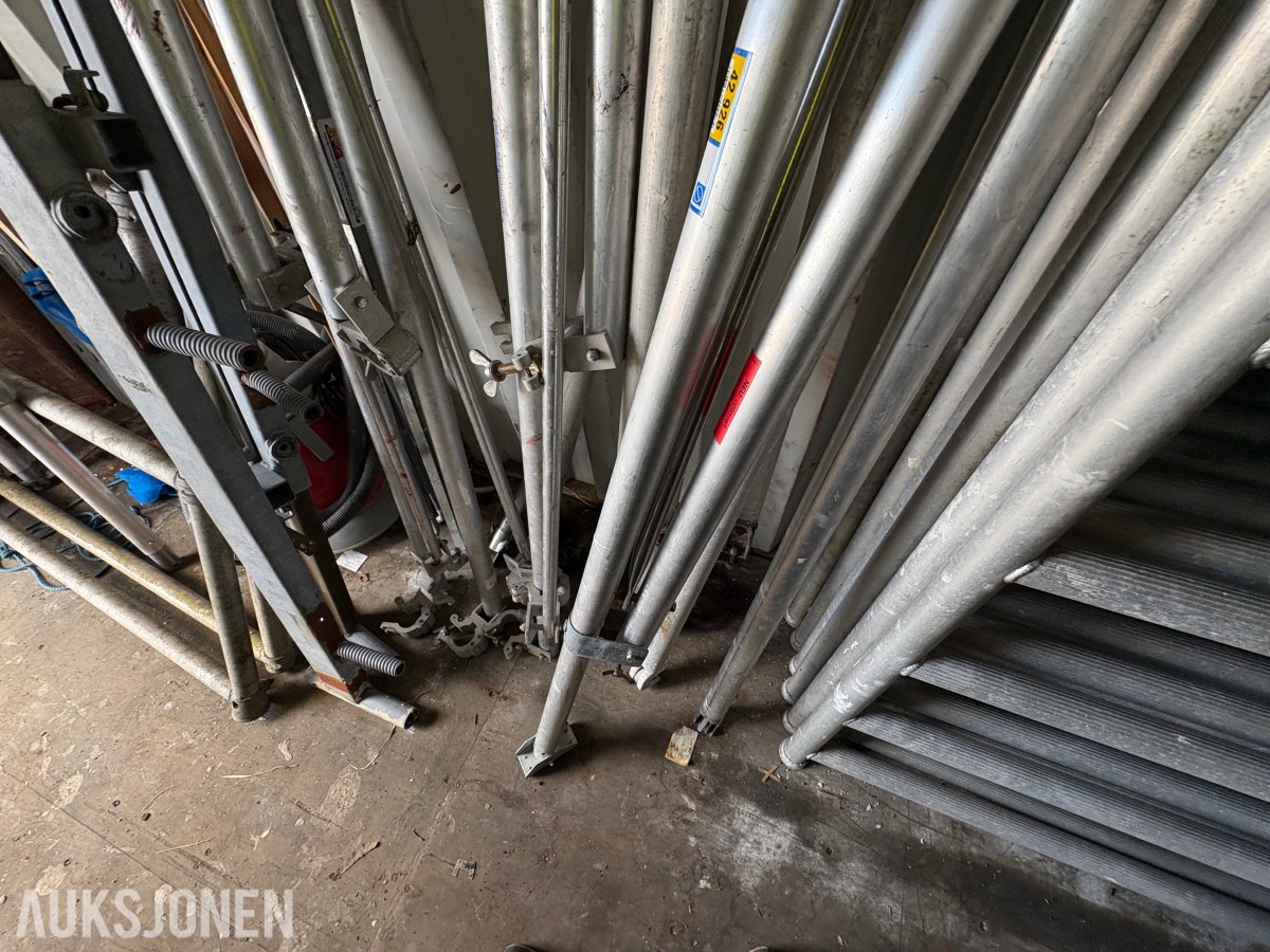 20-fots container med diverse innhold - stillas, stiger, kabler ol