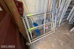 20-fots container med diverse innhold - stillas, stiger, kabler ol