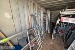 20-fots container med diverse innhold - stillas, stiger, kabler ol