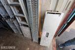 20-fots container med diverse innhold - stillas, stiger, kabler ol
