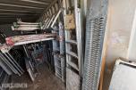 20-fots container med diverse innhold - stillas, stiger, kabler ol