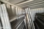 20-fots container med diverse innhold - stillas, stiger, kabler ol