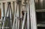 20-fots container med diverse innhold - stillas, stiger, kabler ol