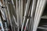 20-fots container med diverse innhold - stillas, stiger, kabler ol