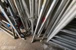 20-fots container med diverse innhold - stillas, stiger, kabler ol