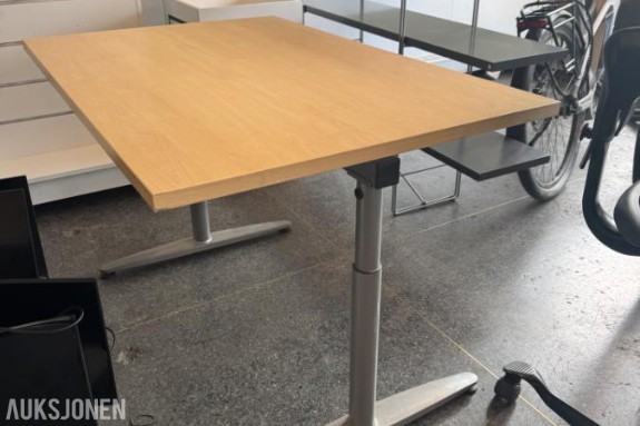DIV kontor møbler To pulter to stoler, hylle og to skjermer - seiges samlet