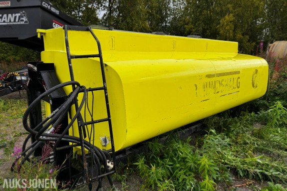 Tank på krokflak 8000 liter og Vama spylebom med styring for frontmontering på raktor
