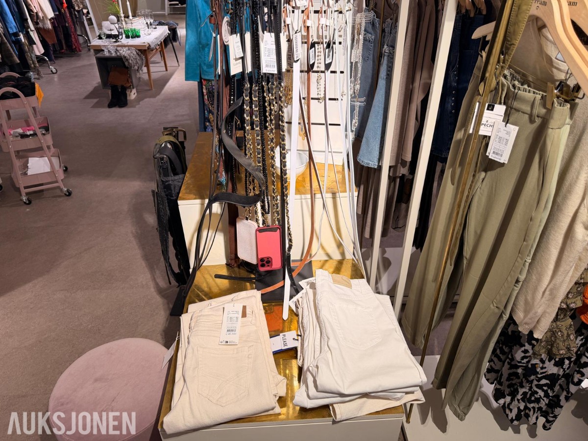 Stort varelager fra klesbutikk – klær, smykker, tilbehør og butikkinnredning