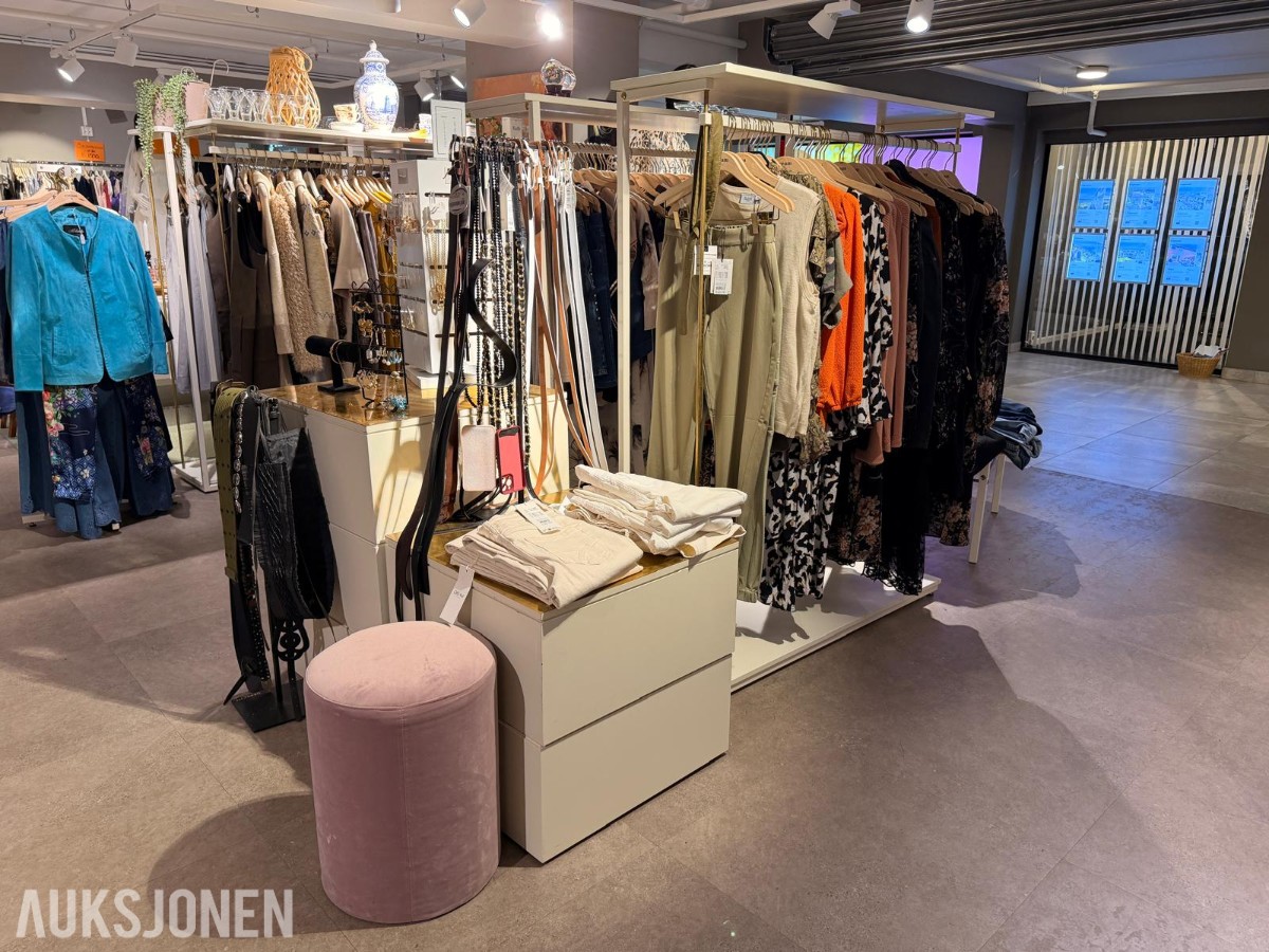 Stort varelager fra klesbutikk – klær, smykker, tilbehør og butikkinnredning