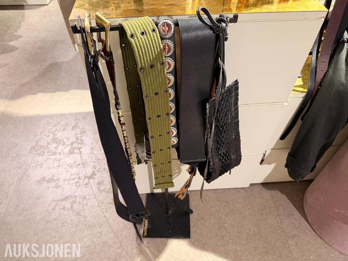 Stort varelager fra klesbutikk – klær, smykker, tilbehør og butikkinnredning