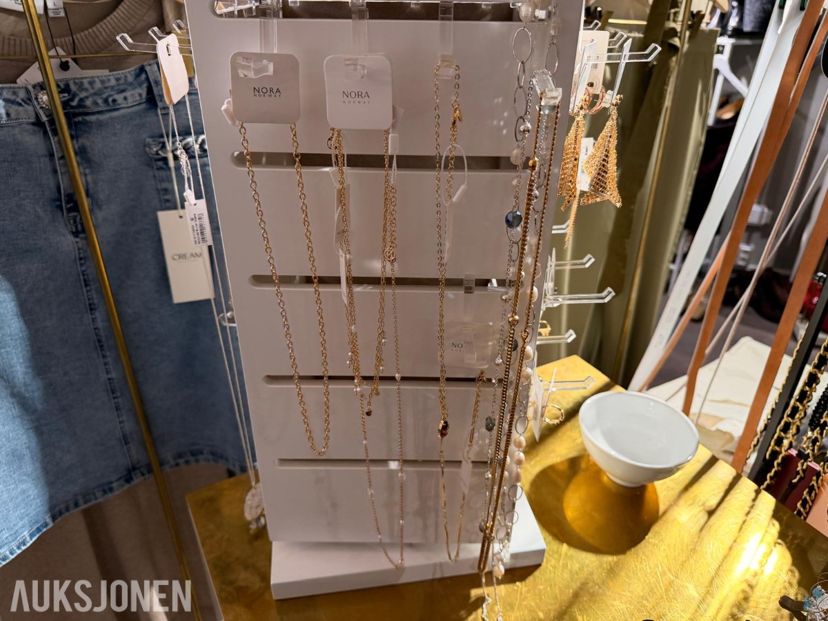Stort varelager fra klesbutikk – klær, smykker, tilbehør og butikkinnredning