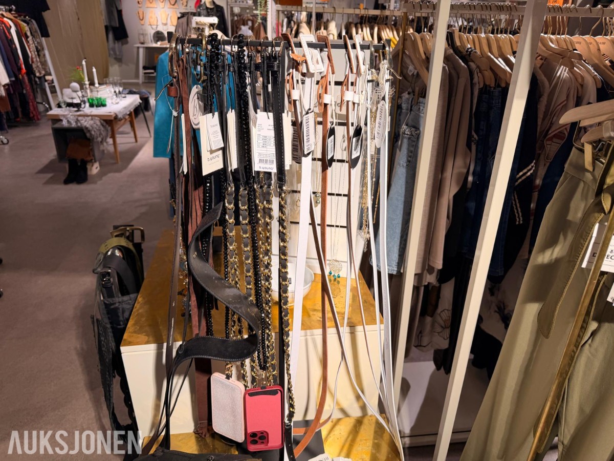 Stort varelager fra klesbutikk – klær, smykker, tilbehør og butikkinnredning