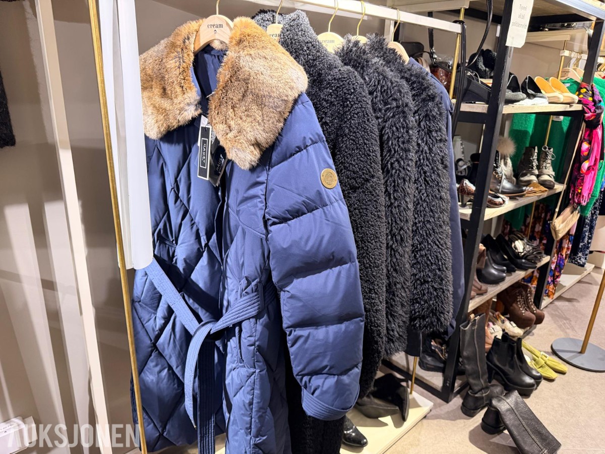 Stort varelager fra klesbutikk – klær, smykker, tilbehør og butikkinnredning