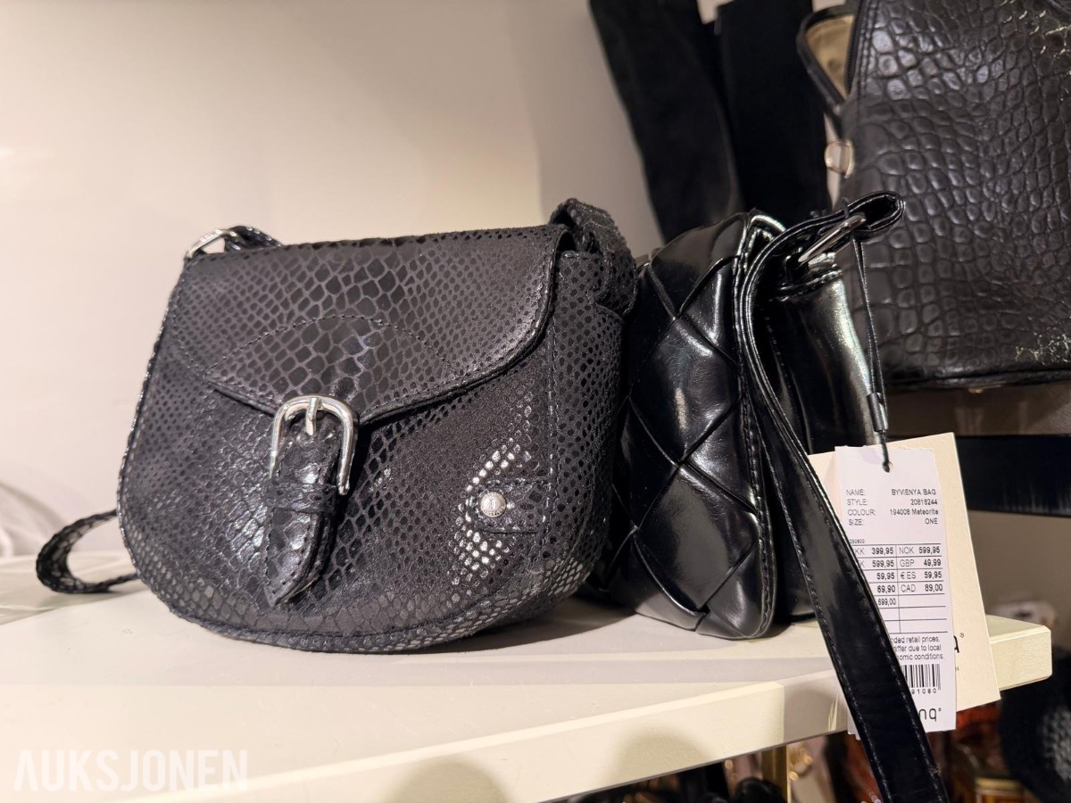 Stort varelager fra klesbutikk – klær, smykker, tilbehør og butikkinnredning