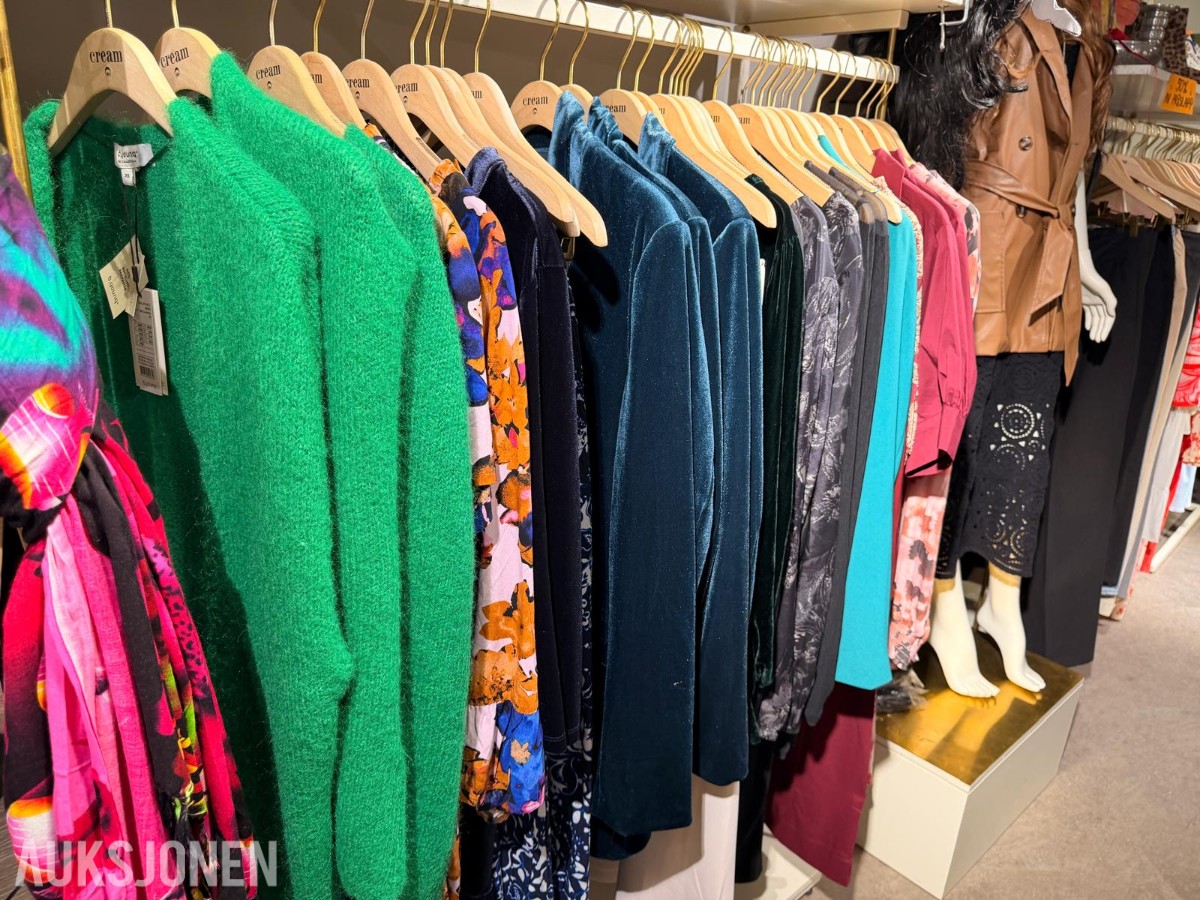 Stort varelager fra klesbutikk – klær, smykker, tilbehør og butikkinnredning