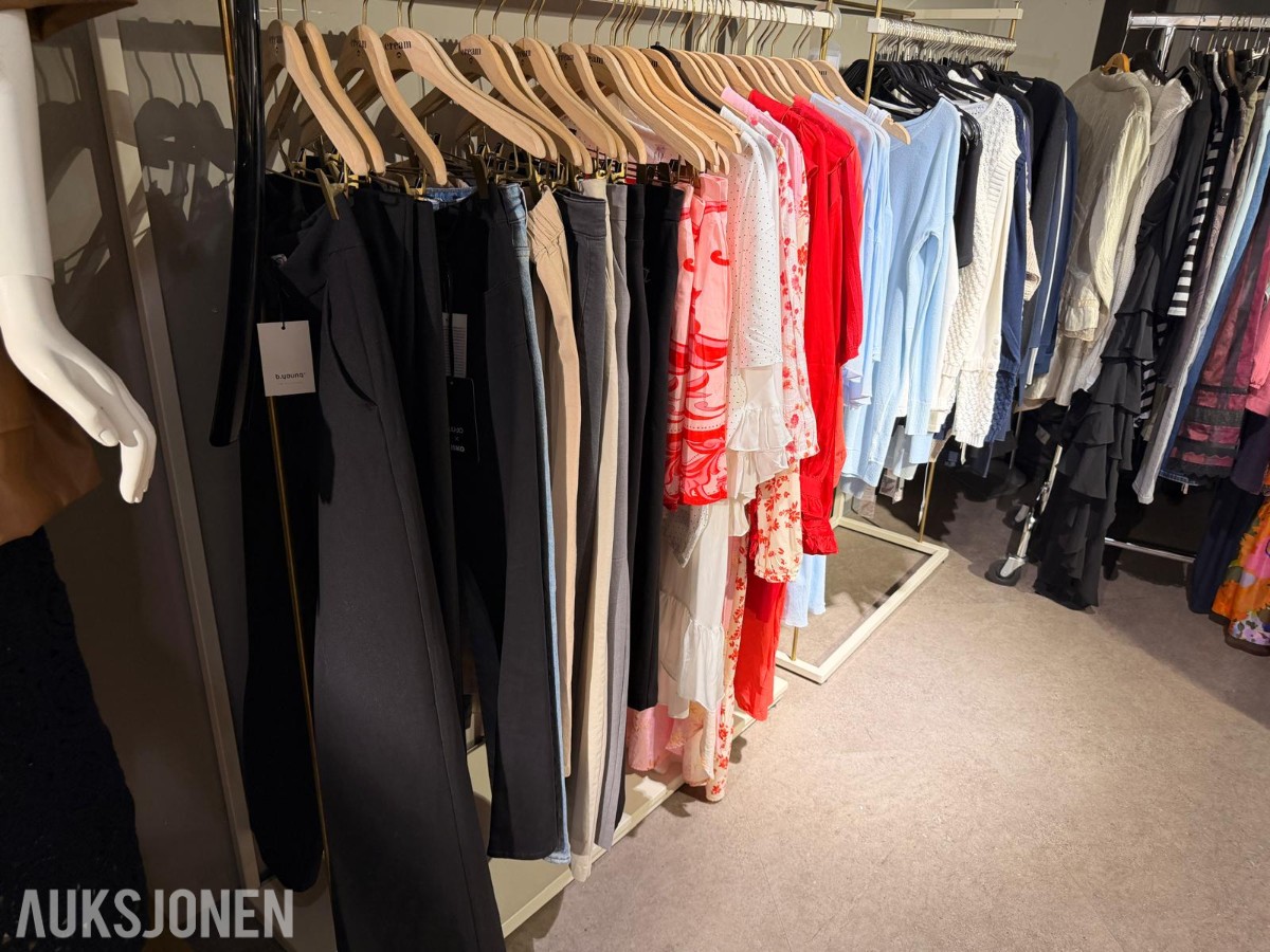 Stort varelager fra klesbutikk – klær, smykker, tilbehør og butikkinnredning