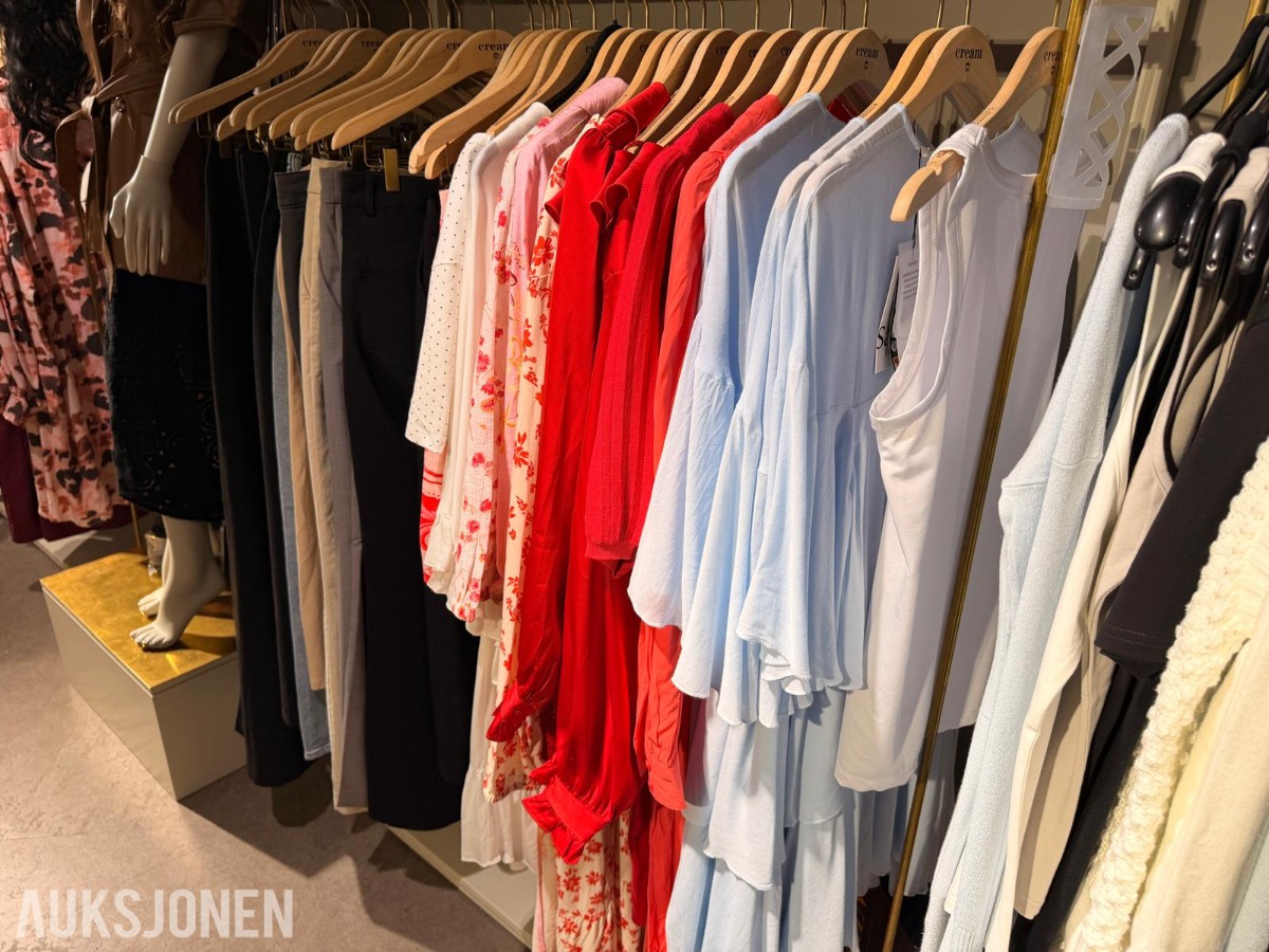 Stort varelager fra klesbutikk – klær, smykker, tilbehør og butikkinnredning