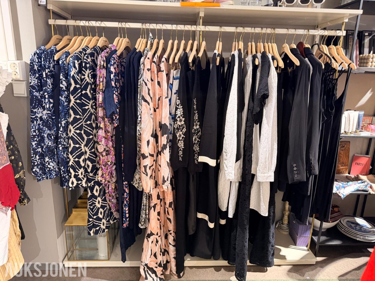 Stort varelager fra klesbutikk – klær, smykker, tilbehør og butikkinnredning