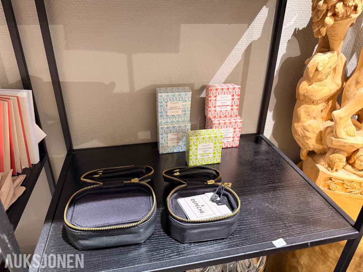 Stort varelager fra klesbutikk – klær, smykker, tilbehør og butikkinnredning