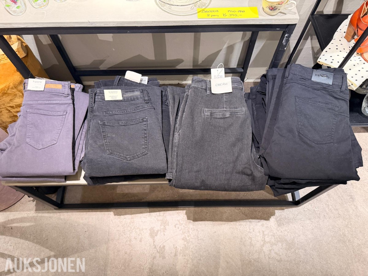 Stort varelager fra klesbutikk – klær, smykker, tilbehør og butikkinnredning