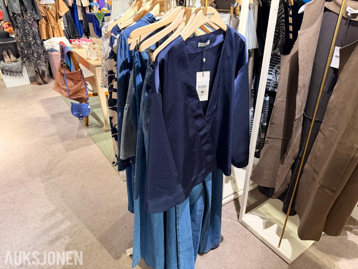 Stort varelager fra klesbutikk – klær, smykker, tilbehør og butikkinnredning