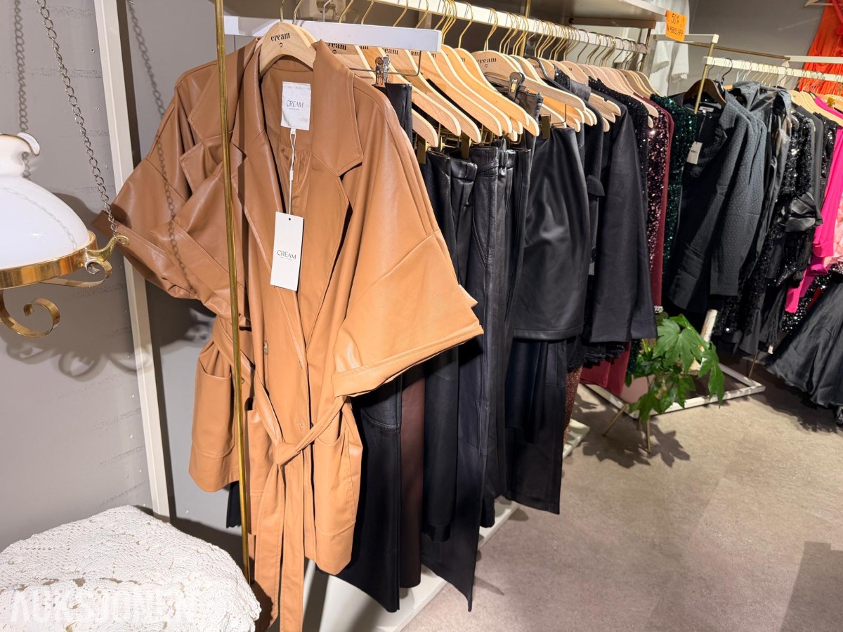 Stort varelager fra klesbutikk – klær, smykker, tilbehør og butikkinnredning