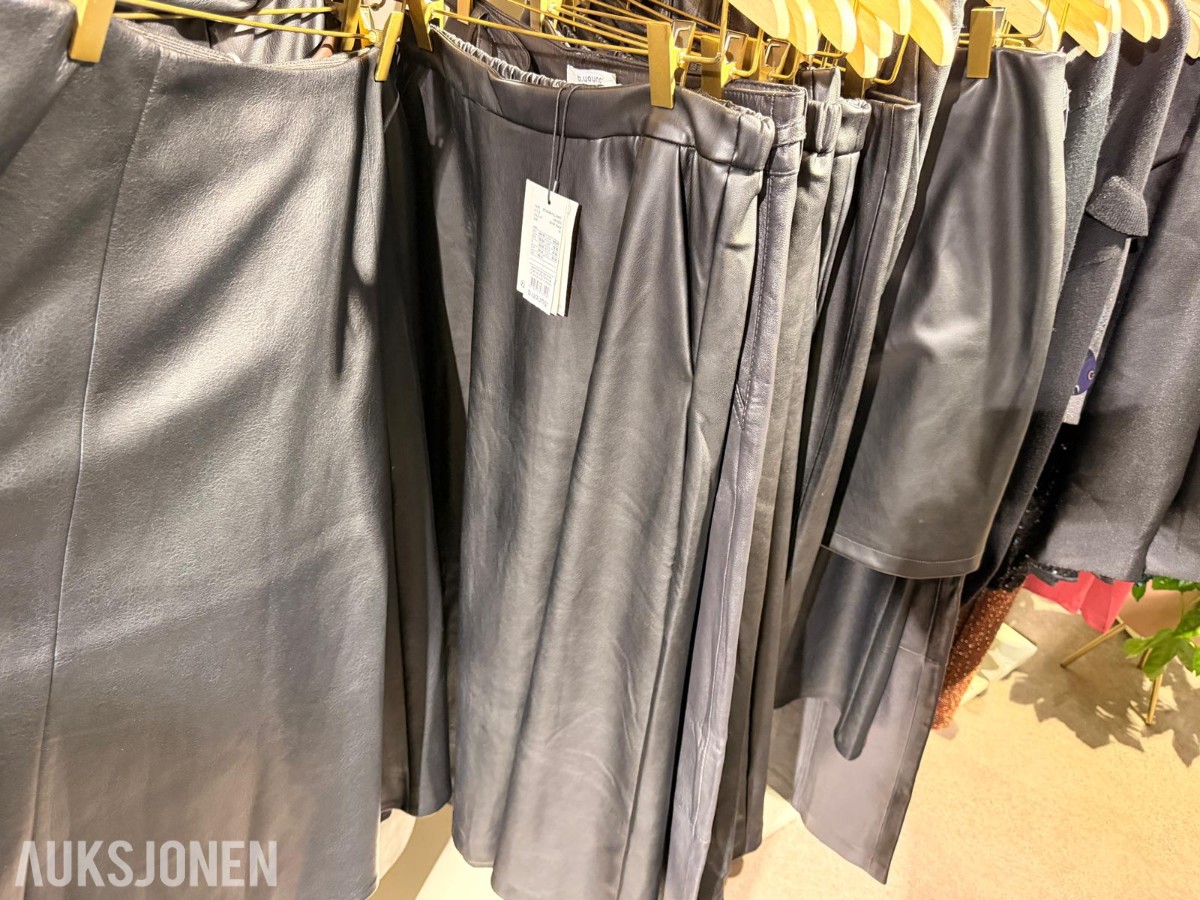 Stort varelager fra klesbutikk – klær, smykker, tilbehør og butikkinnredning