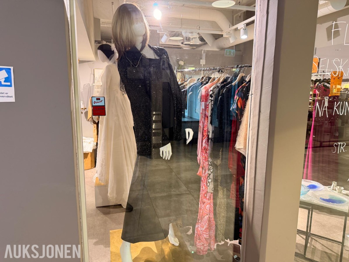 Stort varelager fra klesbutikk – klær, smykker, tilbehør og butikkinnredning