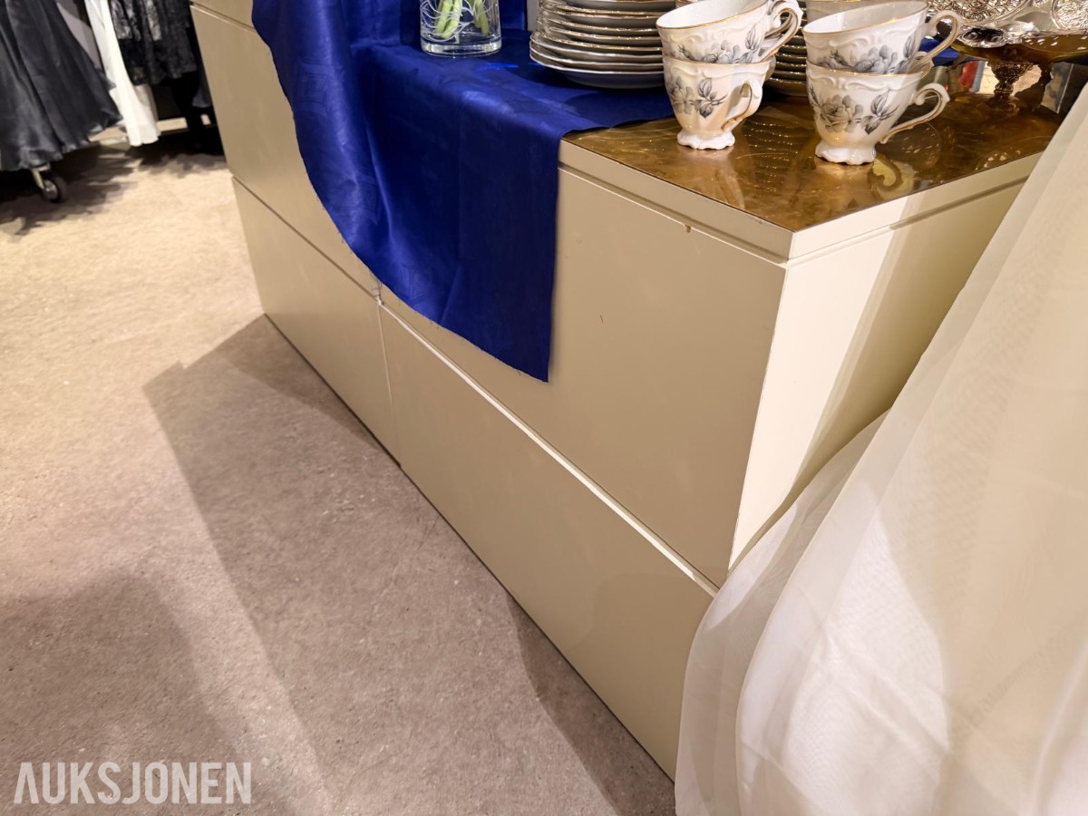 Stort varelager fra klesbutikk – klær, smykker, tilbehør og butikkinnredning