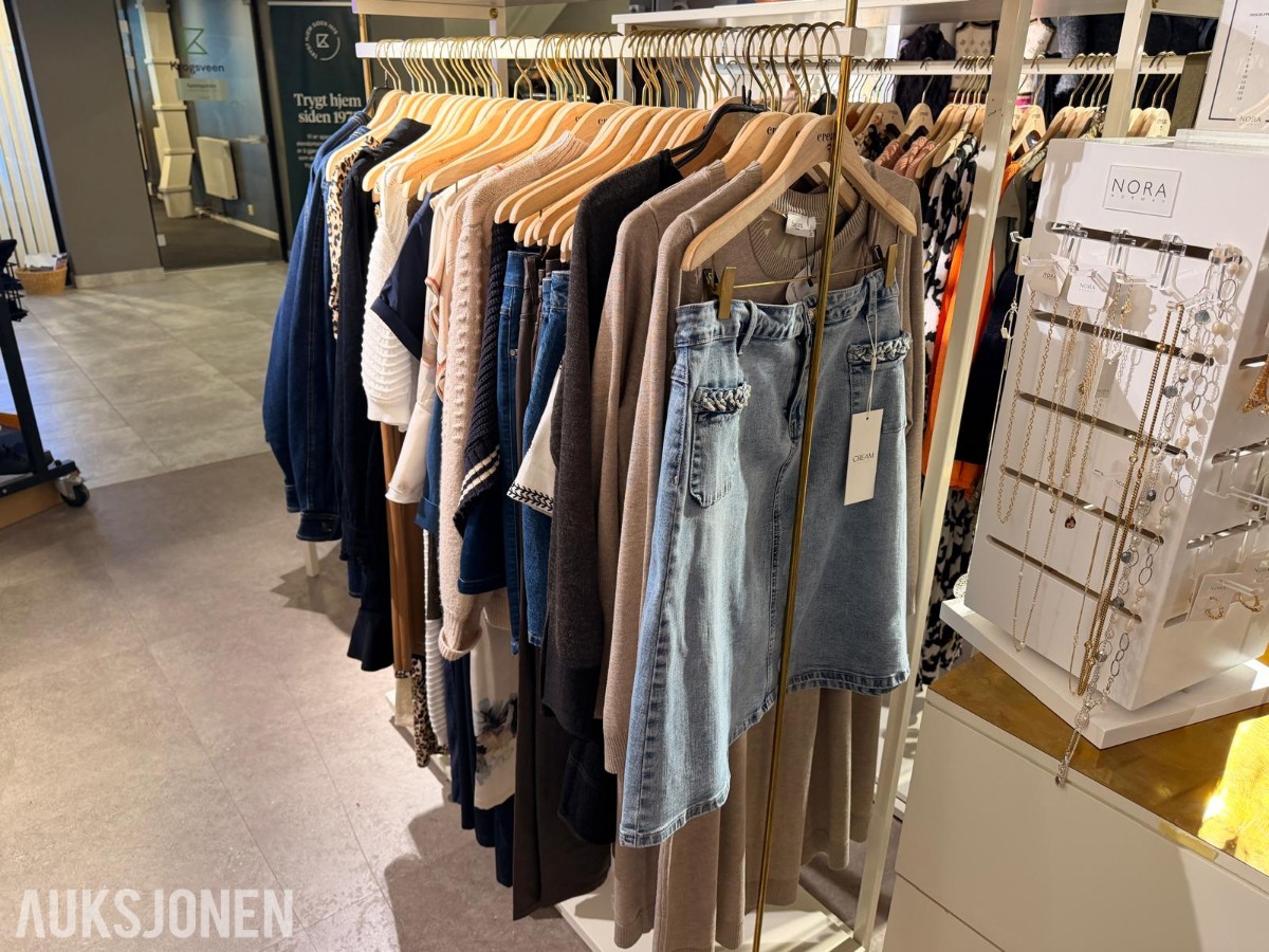 Stort varelager fra klesbutikk – klær, smykker, tilbehør og butikkinnredning