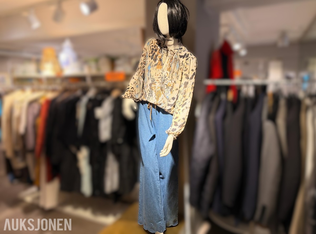 Stort varelager fra klesbutikk – klær, smykker, tilbehør og butikkinnredning