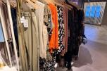 Stort varelager fra klesbutikk – klær, smykker, tilbehør og butikkinnredning