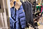 Stort varelager fra klesbutikk – klær, smykker, tilbehør og butikkinnredning