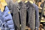 Stort varelager fra klesbutikk – klær, smykker, tilbehør og butikkinnredning