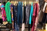 Stort varelager fra klesbutikk – klær, smykker, tilbehør og butikkinnredning