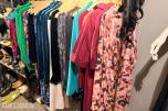 Stort varelager fra klesbutikk – klær, smykker, tilbehør og butikkinnredning