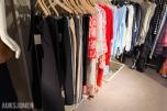 Stort varelager fra klesbutikk – klær, smykker, tilbehør og butikkinnredning