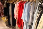 Stort varelager fra klesbutikk – klær, smykker, tilbehør og butikkinnredning
