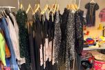 Stort varelager fra klesbutikk – klær, smykker, tilbehør og butikkinnredning