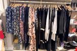 Stort varelager fra klesbutikk – klær, smykker, tilbehør og butikkinnredning