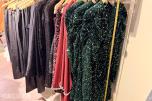 Stort varelager fra klesbutikk – klær, smykker, tilbehør og butikkinnredning