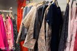 Stort varelager fra klesbutikk – klær, smykker, tilbehør og butikkinnredning