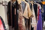 Stort varelager fra klesbutikk – klær, smykker, tilbehør og butikkinnredning