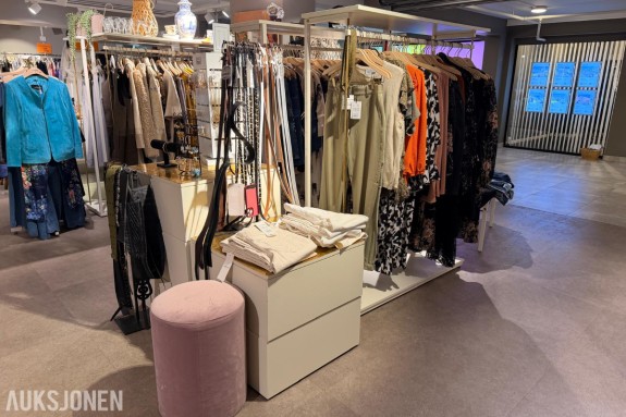 Stort varelager fra klesbutikk – klær, smykker, tilbehør og butikkinnredning